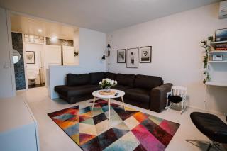 Modern family apt with balcony, free parking, WiFi & AC - 0
