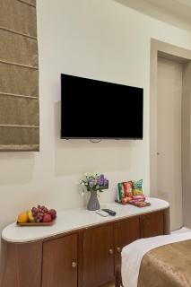 Hotel Golden Place 325E I Near Medanta Hospital I Best For Medical , Couples And corporate - 1