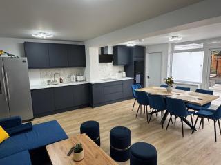 Modern 4-Bed House - Hot Tub & Sauna - Sleeps 14 - 7