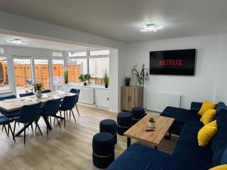 Modern 4-Bed House - Hot Tub & Sauna - Sleeps 14 - 8