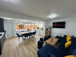 Modern 4-Bed House - Hot Tub & Sauna - Sleeps 14 - 9