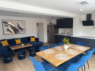 Modern 4-Bed House - Hot Tub & Sauna - Sleeps 14 - 3