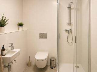 Spacious Anděl Apartment with 2 Bathrooms near Metro - 9