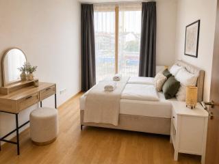 Spacious Anděl Apartment with 2 Bathrooms near Metro - 4