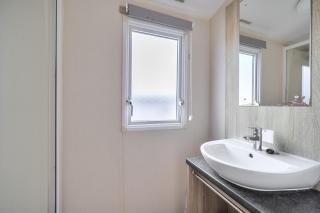 Caravan 163 sleeps up to 8 guests - 5
