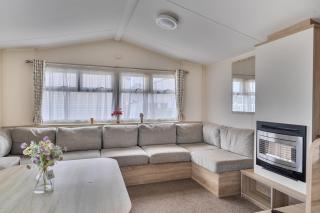 Caravan 163 sleeps up to 8 guests - 3