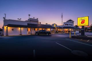 Super 8 by Wyndham Mesa Downtown Near Convention Center - 8