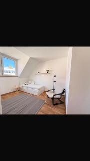 Sonnige möblierte 3-Zimmer-Dachgeschosswohnung in München - 8