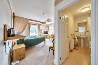 House - Sleeps 6 & paid off site parking available - 4