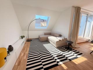 Sonnige möblierte 3-Zimmer-Dachgeschosswohnung in München - 2
