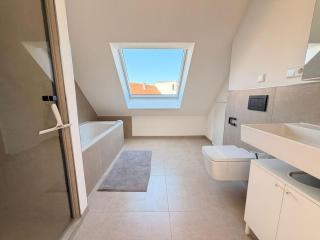 Sonnige möblierte 3-Zimmer-Dachgeschosswohnung in München - 1