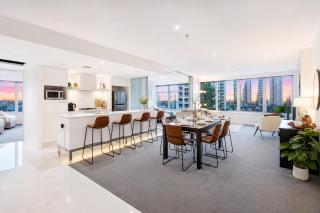 Iconic Q Tower Apartments- Your Vacay Stay - 9