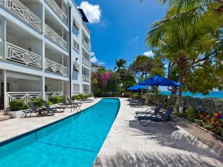 Beachfront luxury modern 2-bed apt with pool - 0