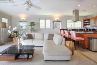 Beachfront luxury modern 2-bed apt with pool - 4