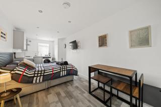 10min to City - FREE Parking - Private Studio - Contractor Friendly - 6