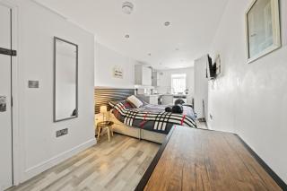 10min to City - FREE Parking - Private Studio - Contractor Friendly - 8