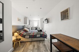 10min to City - FREE Parking - Private Studio - Contractor Friendly - 4