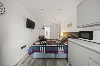 10min to City - FREE Parking - Private Studio - Contractor Friendly - 1