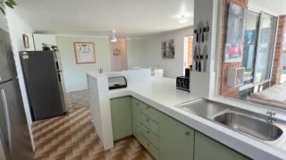 Lynda Crescent Modern House - 4