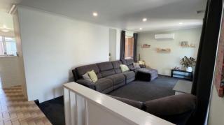 Lynda Crescent Modern House - 1