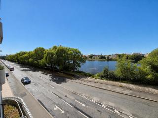 Large 3BR Apt With Elevator Vewing Over The Lakes - 9