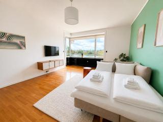 Large 3BR Apt With Elevator Vewing Over The Lakes - 7