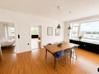 Large 3BR Apt With Elevator Vewing Over The Lakes - 3