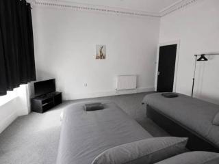 7 Bed, Free Parking, Centrally Located - 8