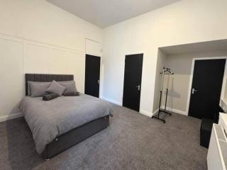 7 Bed, Free Parking, Centrally Located - 7
