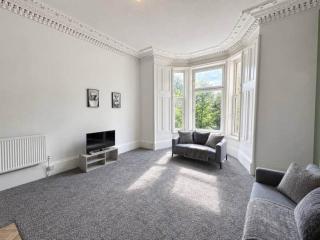 7 Bed, Free Parking, Centrally Located - 4