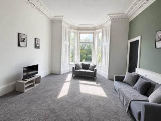 7 Bed, Free Parking, Centrally Located - 2