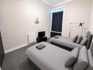 7 Bed, Free Parking, Centrally Located - 1