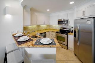 Modern Beachfront Condo with Pool - Sapphire 517 - 6