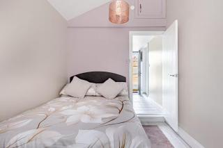 1 Bed Annexe Sleeps 2 -Garden -Harlow Mill Station - 3