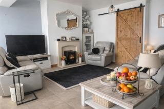 Hideaway House Sleeps 6 with Hot Tub and Balcony - 5
