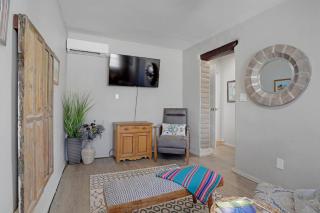Cozy King Suite B Near Downtown & Farmers Market - 3