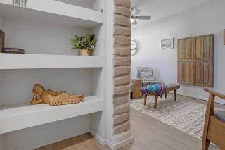 Cozy King Suite B Near Downtown & Farmers Market - 2