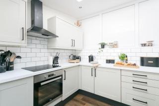 NEW LUXURY for 2024 - Central Plymouth House - Sleeps 10 - Access to Plymouth Town - Close to The Barbican - Pets welcome - Parking Available - By Luxe Living by Sophia - 1