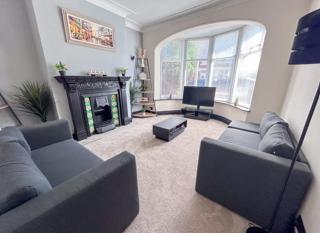 Stylish 4-Bed House that Sleeps 7 with Free Parking - 0