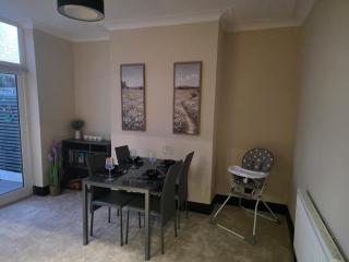 Stylish 4-Bed House that Sleeps 7 with Free Parking - 6