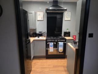 Stylish 4-Bed House that Sleeps 7 with Free Parking - 4
