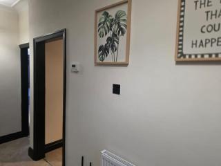 Stylish 4-Bed House that Sleeps 7 with Free Parking - 3