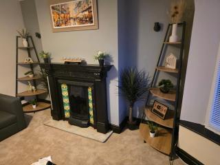 Stylish 4-Bed House that Sleeps 7 with Free Parking - 1