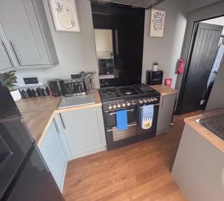 Stylish 4-Bed House that Sleeps 7 with Free Parking - 9