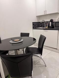 Luton Cozy Apartment for 2 Flat 2 - 4