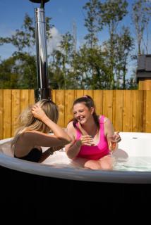 Loughshore Lodges - Cabins with private Hot Tub & Sauna - 9