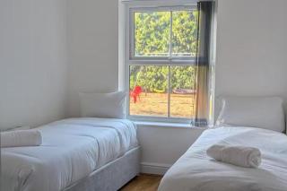 House Sleeps 5 - Free Parking and Garden - 3
