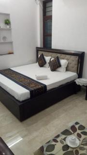 Spacious 2 BHK Holiday Home with Parking & Wi-Fi - 8