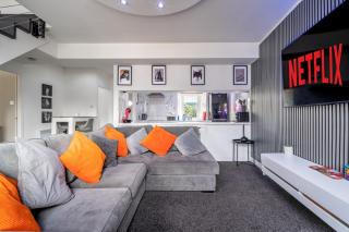Cumbernauld Village 3BR Apt - Free Parking - 7