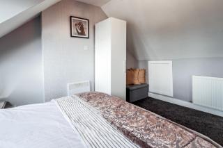 Cumbernauld Village 3BR Apt - Free Parking - 2